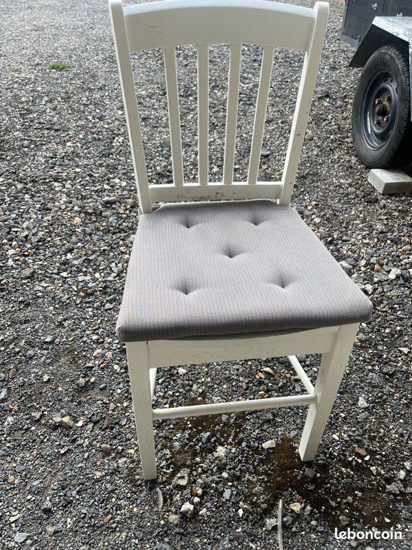 Chaises blanches (image 2)