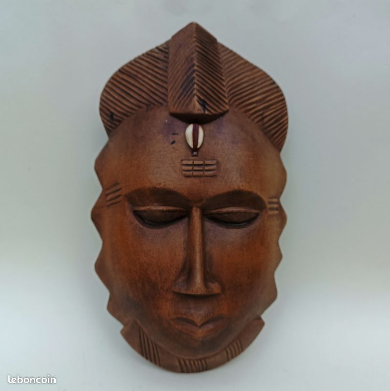 Masque africain décoratif en bois sculpté (image 3)