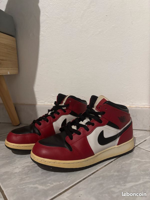 Air Jordan 1 mid chicago black toe (image 3)