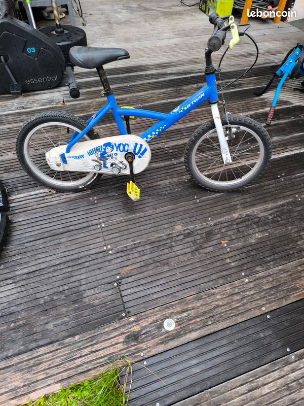 Velo b'Twin 16 pouces Cop Trooper à ans 105 à 120 cm Vélos