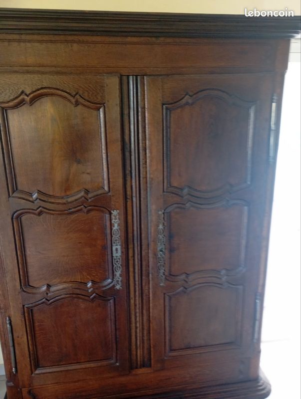 Buffet En Frêne. 100% BOIS MASSIF DE PIN. Largeur : 110 Cm Hauteur : 90 Cm Profondeur