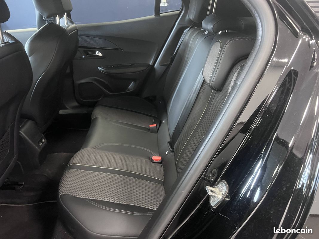 PEUGEOT 2008 Electrique 136 ch GT (image 12)