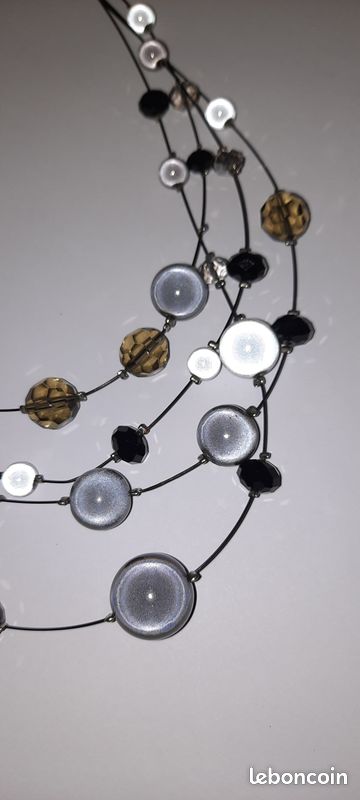 Collier fantaisie 4 brins synthétiques et perles couleur dominante gris (image 2)