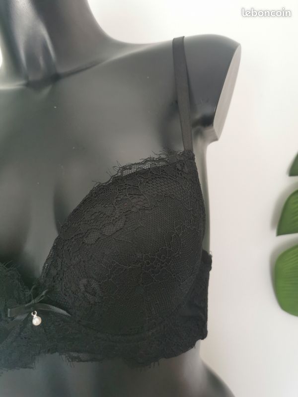 Ensemble lingerie noir en dentelle Soutien gorge 85C et Tanga