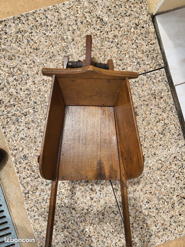 Petite brouette en bois décoratif (image 2)