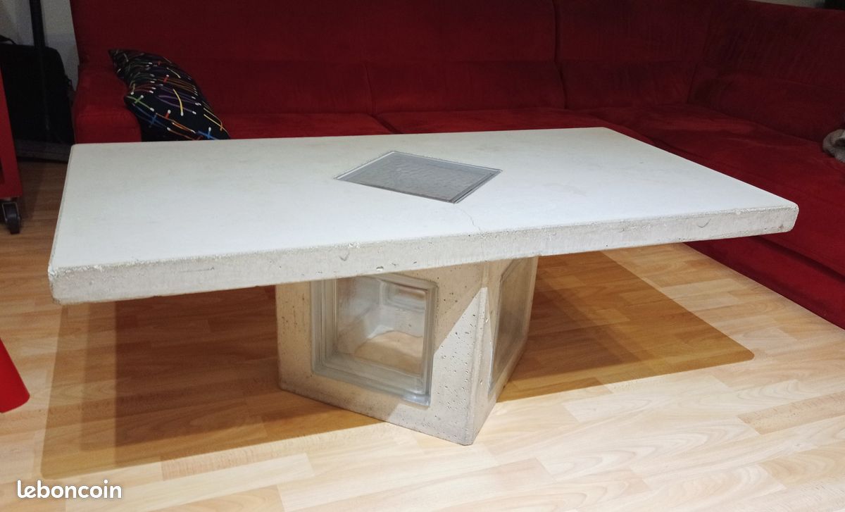 Table basse en béton et briques de verre (image 1)