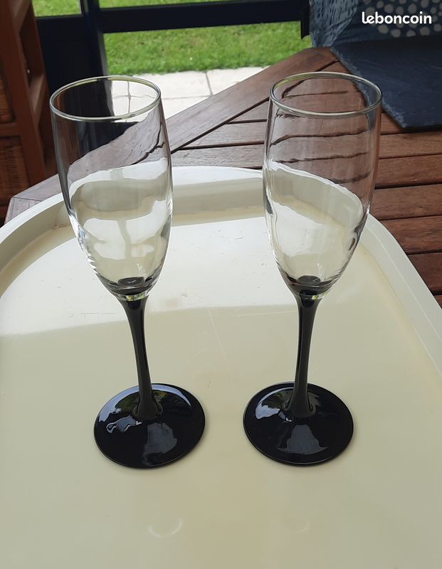 2 flûtes à champagne vintage Luminarc, pied noir, en parfait état (image 1)