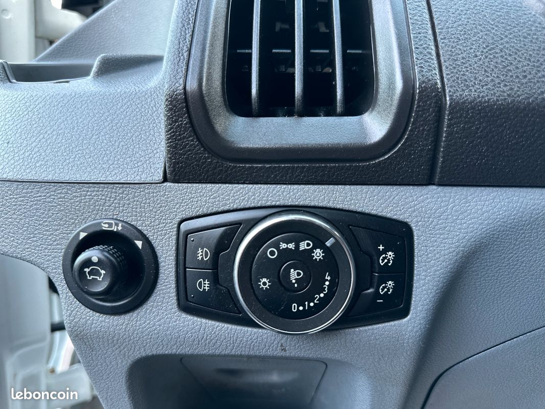 Ford Transit L3H2 2.2 TDCI 155CH - 1ère Main - Suivi Complet chez FORD - ATTELAGE - Clim - Caméra de Recul (image 10)