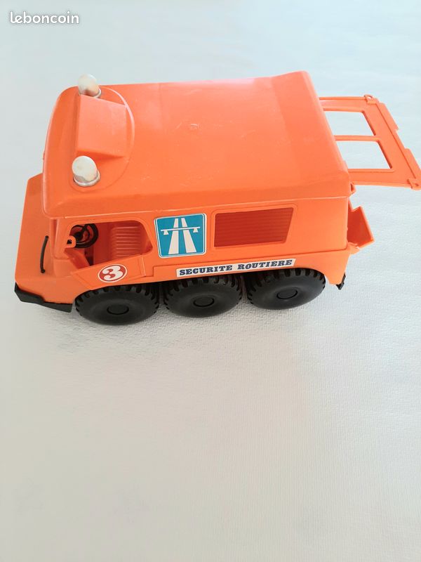 Ensemble de jouet de mini panneau de signalisation sur blanc pour le Ensemble de jouet de mini panneau de signalisation sur blanc pour le