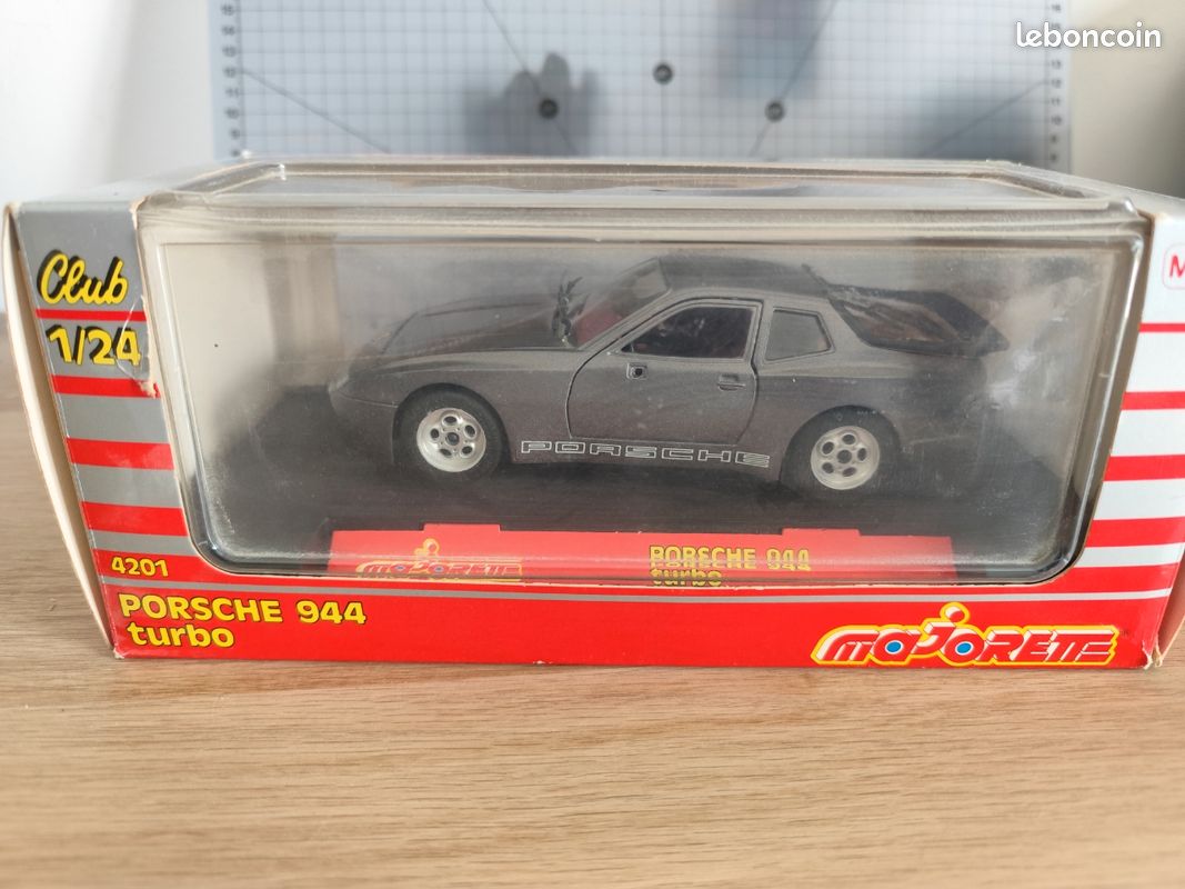 Coche miniatura Porsche 944 1985 1/18 Autoart 1985 turbo rojo - Coches- miniaturas.es