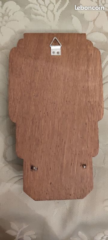 Bénitier sur bois de chêne et filets de marqueterie. Médaillon représentant la vierge signé ESCUDERO. Années 30/40 (image 4)