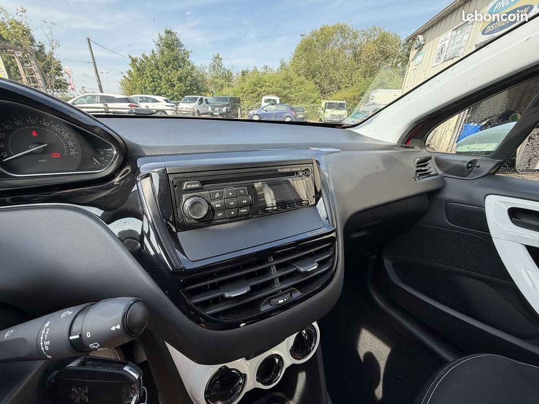 Peugeot 208 1.2 PURETECH 68CH LIKE 5P (image 25)
