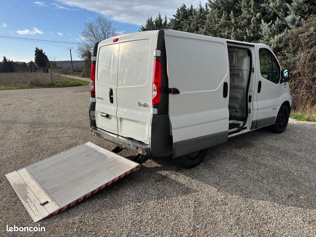 Fourgon 4m3 Renault Trafic 2.0 dCi – 115 cv 🏋️♀️ Hayon 500Kg CMU (image 2)