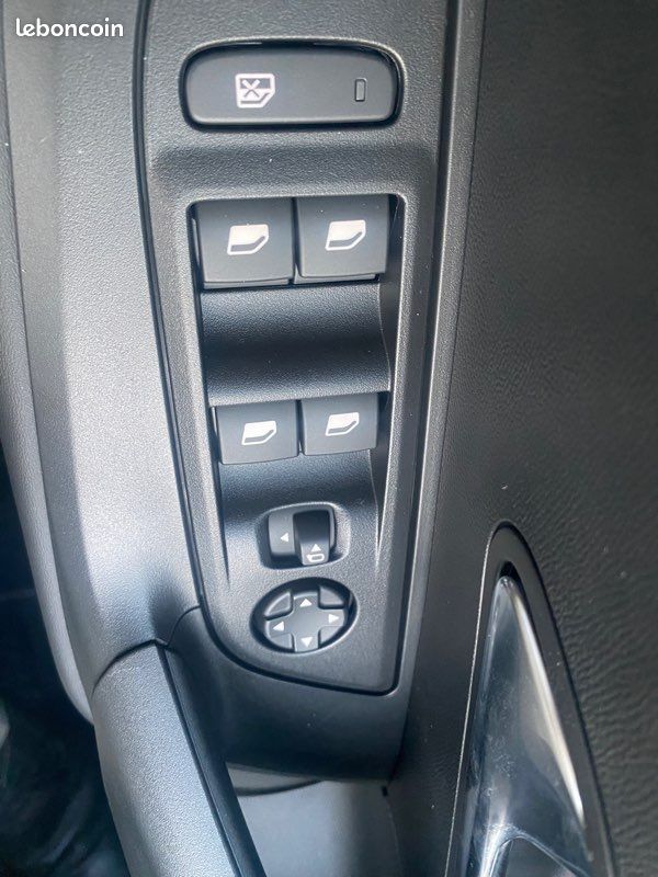 Peugeot 2008 allure hybride 1,2 (image 11)