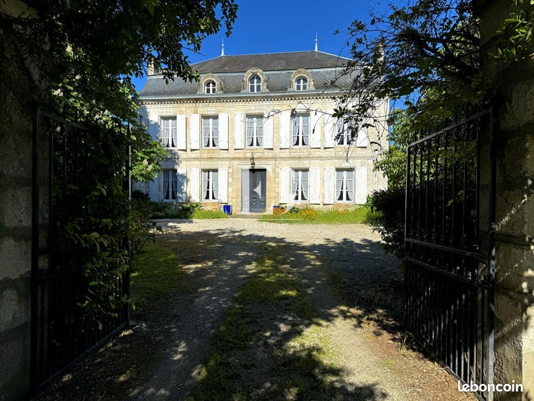 Maison 7 pièces 260 m² - Vars 16330 (image principale 0)