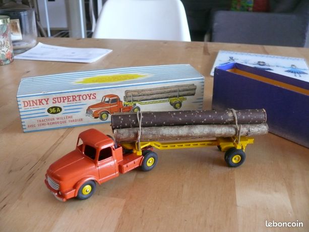 TRACTEUR WILLEME AVEC SA SEMI-REMORQUE FARDIER