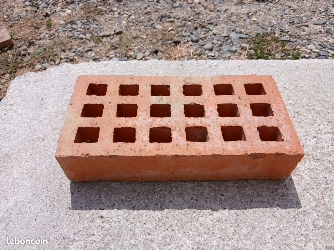 Briques trouées (image 1)