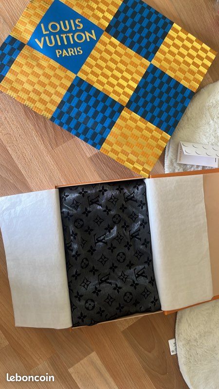 Écharpe en soie Louis Vuitton (image 1)