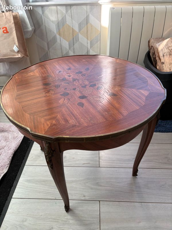 Petit table marquetée (image 1)