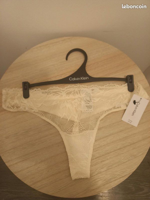 Calvin Klein culotte string en dentelle taille M neuve avec étiquette (image 1)