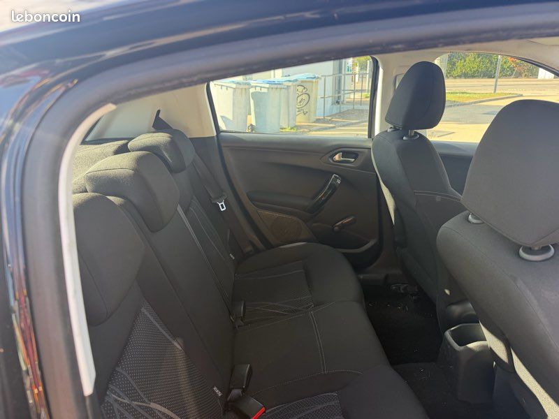 Magnifique Peugeot 208 1,2VTi/82CV/133000km tt options (image 4)