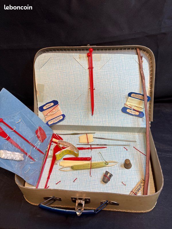 Petite valise ancienne à couture