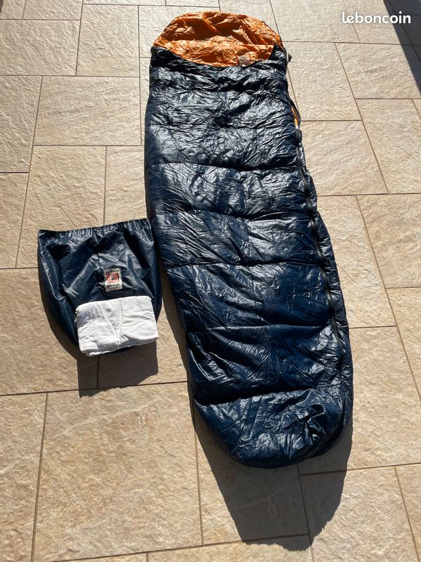 SEVERNO Sac De Couchage D'été – Sarcophage 210 X 75 Cm, 950 G, Fibres Polyester Spiralées, Capuche Réglable, Séchage Rapide, Hypoallergénique, Housse Intégrée
