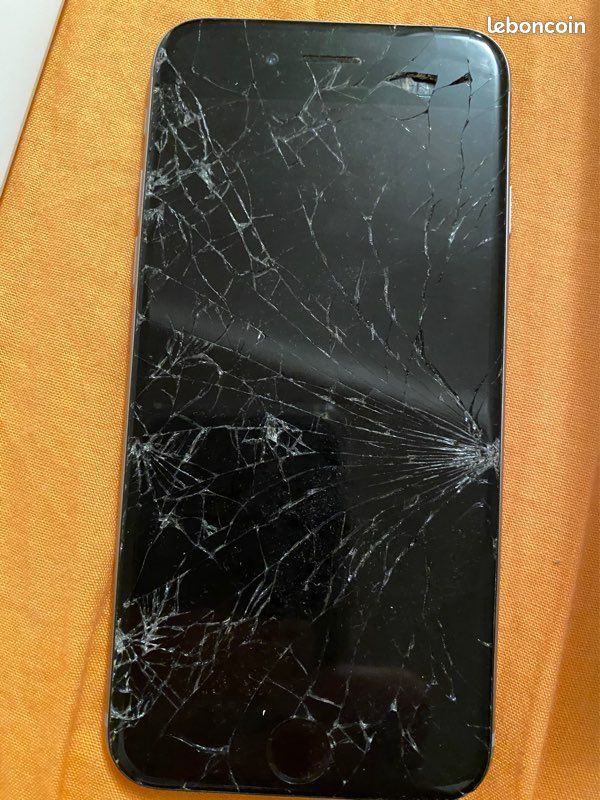 IPhone 6 Space grey 16Go écran cassé + boite (image 1)