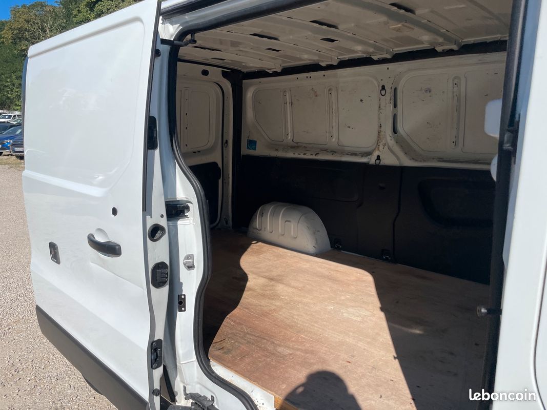 Renault trafic iii fourgon grand confort l2h1 1200 1.6 dci 120 (image 9)