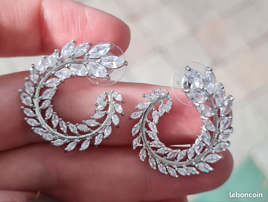 Boucles d'oreilles en cristaux neuves (image 2)