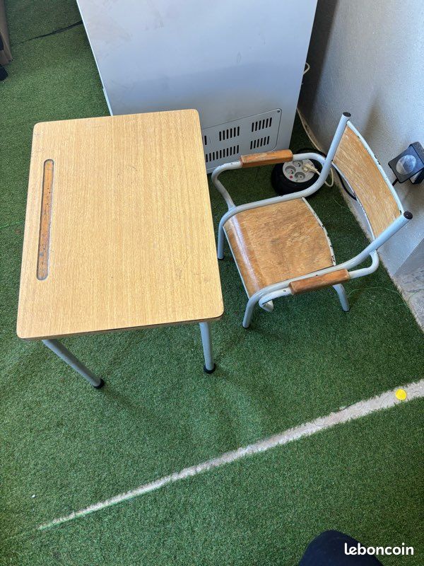 Petit bureau enfant en bois (image 1)