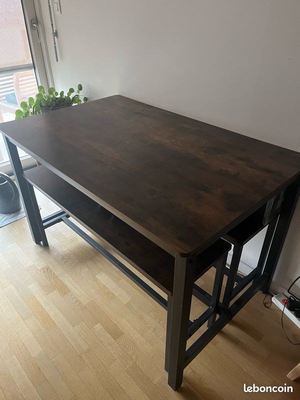 Ensemble table et 2 bancs (image 1)
