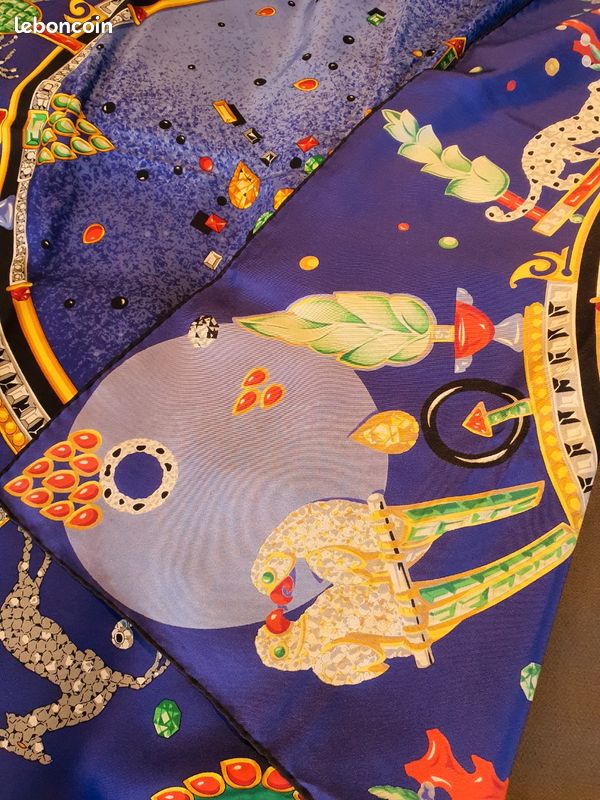 Tres joli foulard modèle Léopard signé Must de Cartier Paris (image 8)