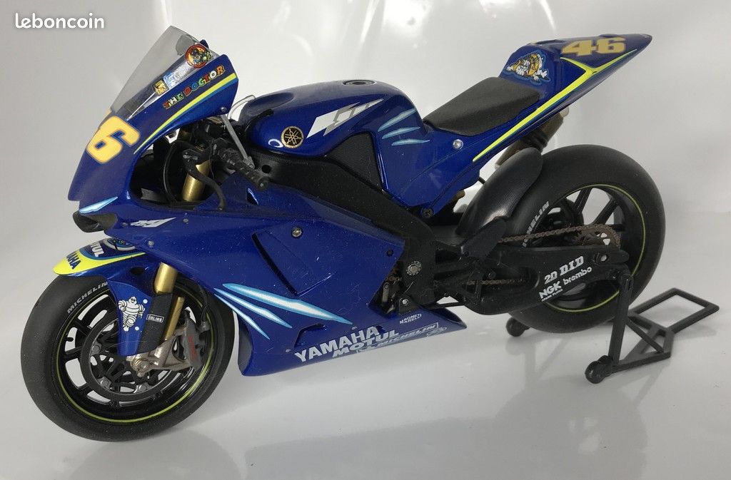 Modèle de moto de compétition GP Yamaha n°46 (image 1)