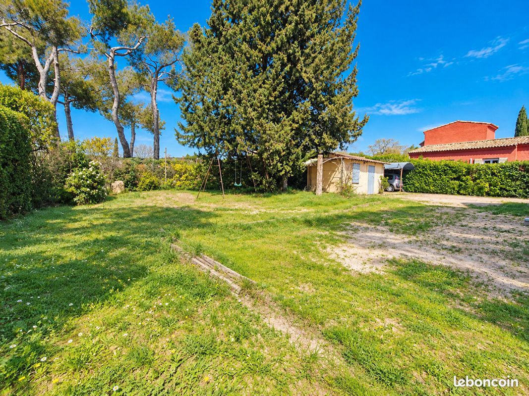 Terrain 657 m² · à Saint-Cannat · 657 m² · 239 000 €