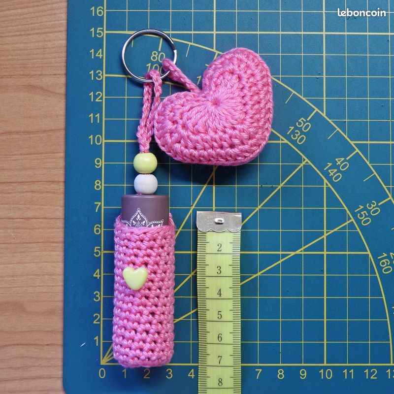 Cadeau tendance crochet : PORTE-CLES COEUR + ETUI POUR BAUME A LEVRES Rose vif (image 2)