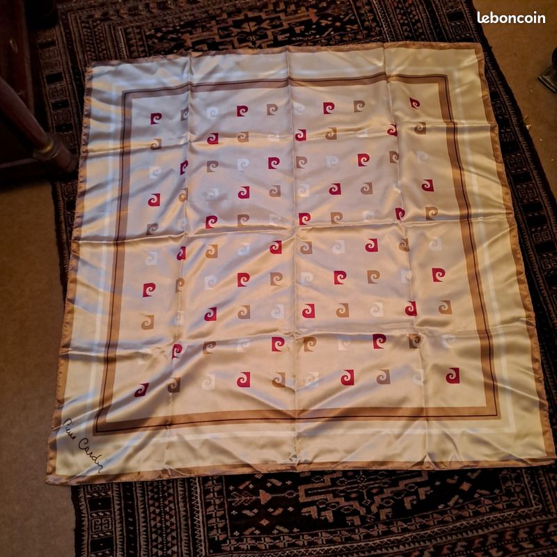 Foulard / écharpe Pierre Cardin - Couleur Rouge, Pour Femme, Occasion