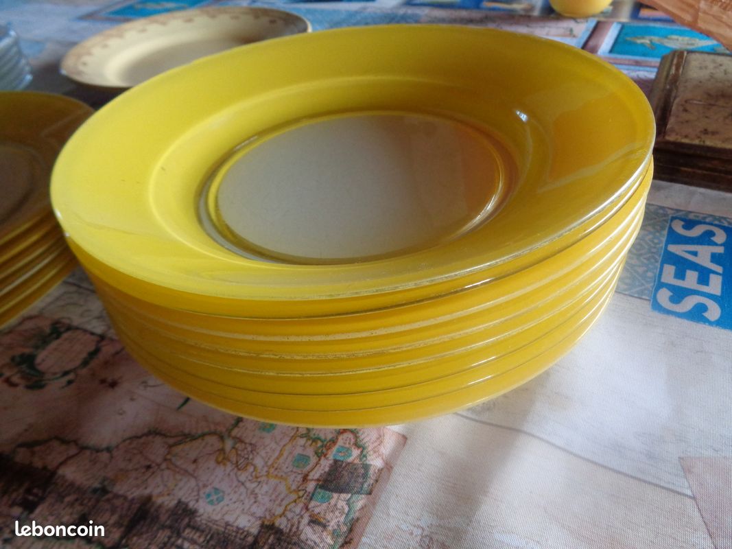 Assiettes jaunes en verre (image 1)
