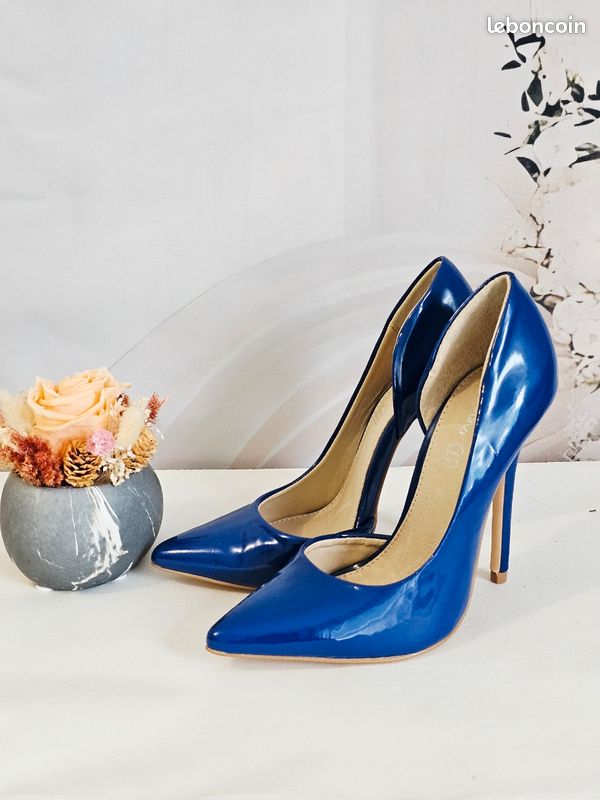 Escarpins à talons aiguilles bleu verni Chaussures