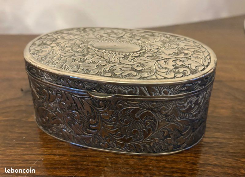 Boîte a bijoux ovale en métal argenté (image 1)