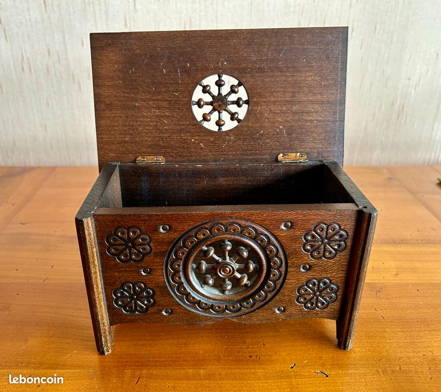 Ancien coffret en bois sculpté breton (image 2)