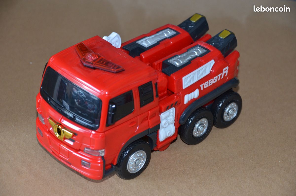 Robot transformable camion pompier (image 1)