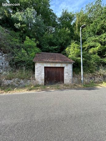 Garage fermé avec bois