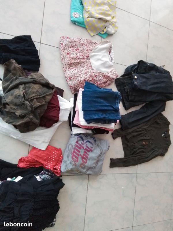 Lot d'habits de 26 pieces Taille S (image 3)