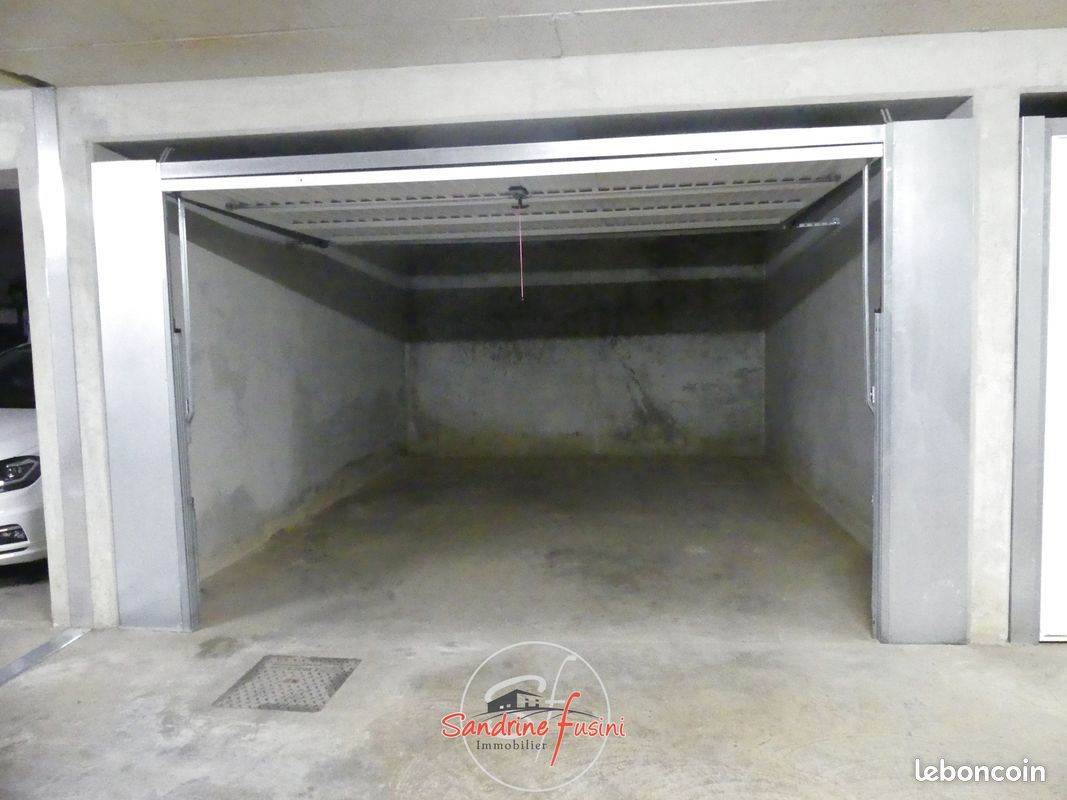 Parking/box Carros · 150 €/mois