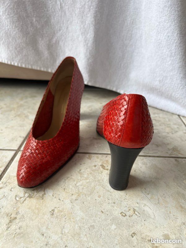 Chaussure pin up vintage rouge à talon cubain et nœud