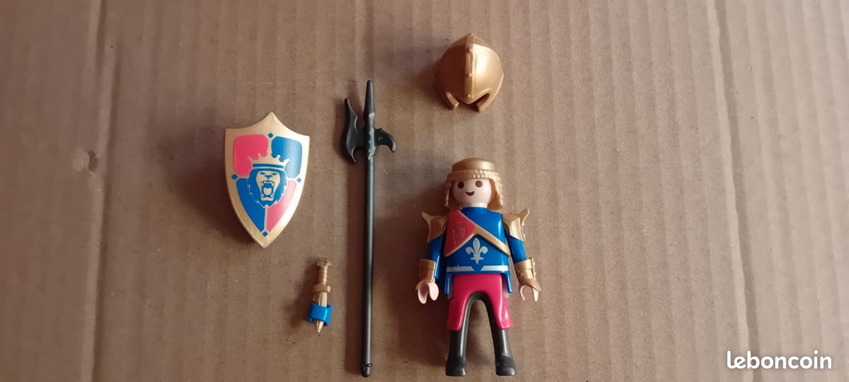 PLAYMOBIL LOT PERSONNAGES pirates , chevaliers divers + armes et