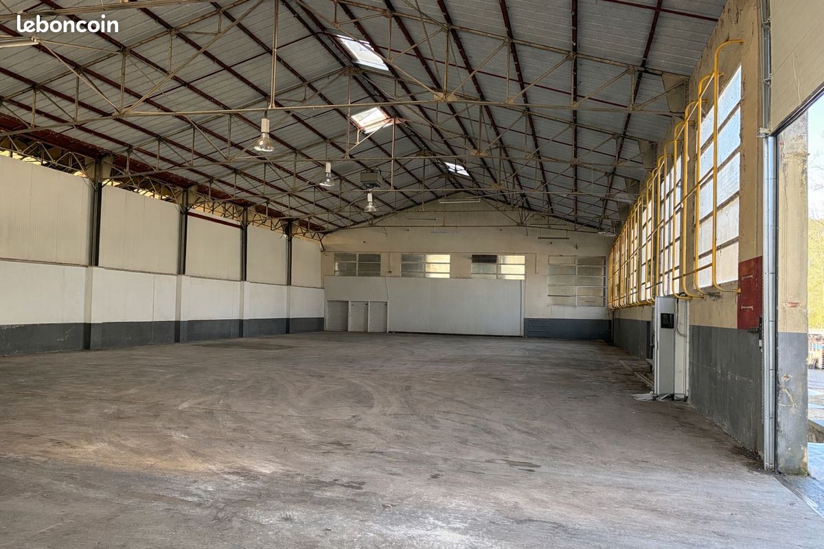 Local commercial 700 m² · à Les Échelles · 700 m² · 2 800 €/mois