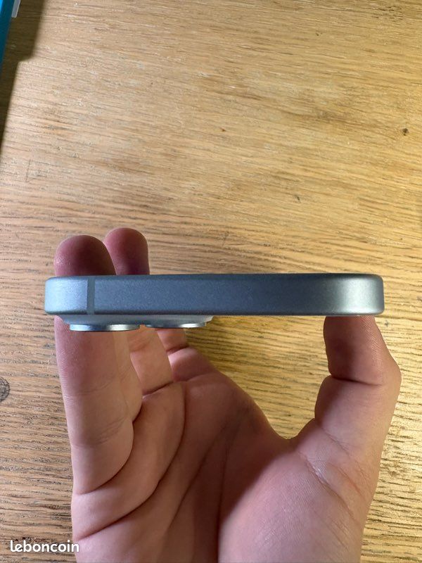 IPhone 15 neuf (écran cassé) (image 6)