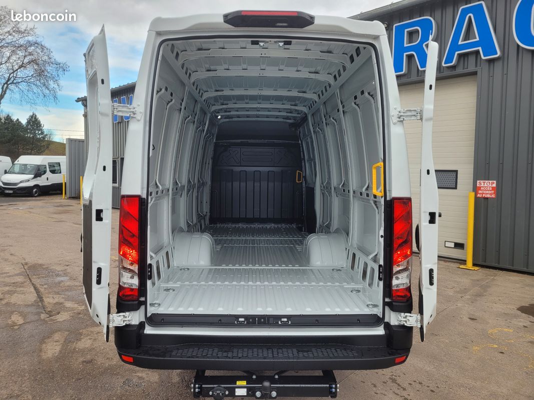 IVECO DAILY 35C21 HA8 V16 FOURGON PACK COMFORT PLUS + PACK STYLE + KEYLESS 03 PLACES comme NEUF avec ATTELAGE / MOTEUR 3 LITRES / CAMÉRA / SUSPENSION RENFORCÉE 07 LAMES ( Prix de Vente 52 990 HT ) (image 9)
